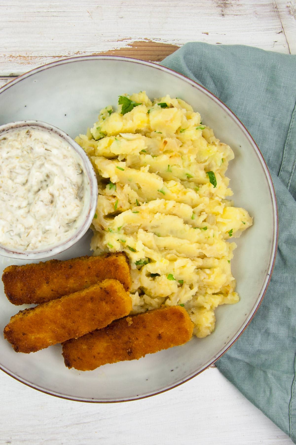 vegan mashed potatoes with vegan fish sticks and tartar saucvegan mashed potatoes with vegan fish sticks and tartar sauce