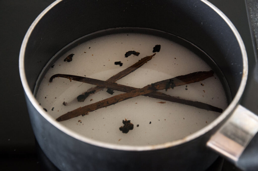 vanilla beans, sugar, water in pot