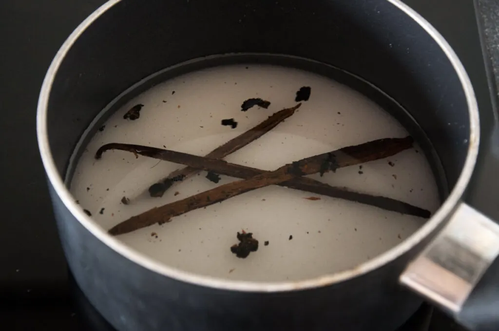 vanilla beans, sugar, water in pot