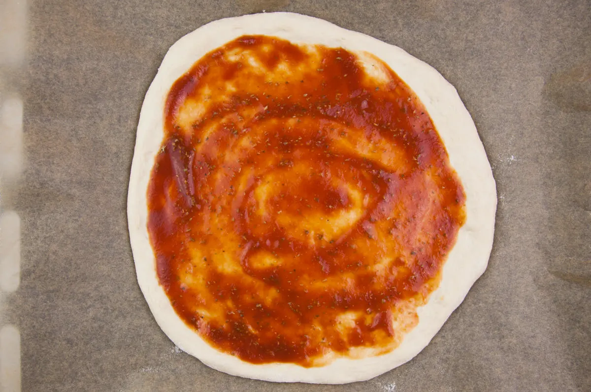 pizza crust with tomato sauce