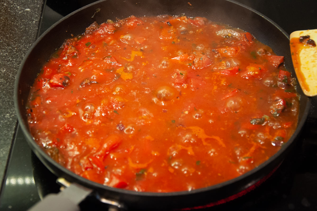 Vegan Shakshuka in pan