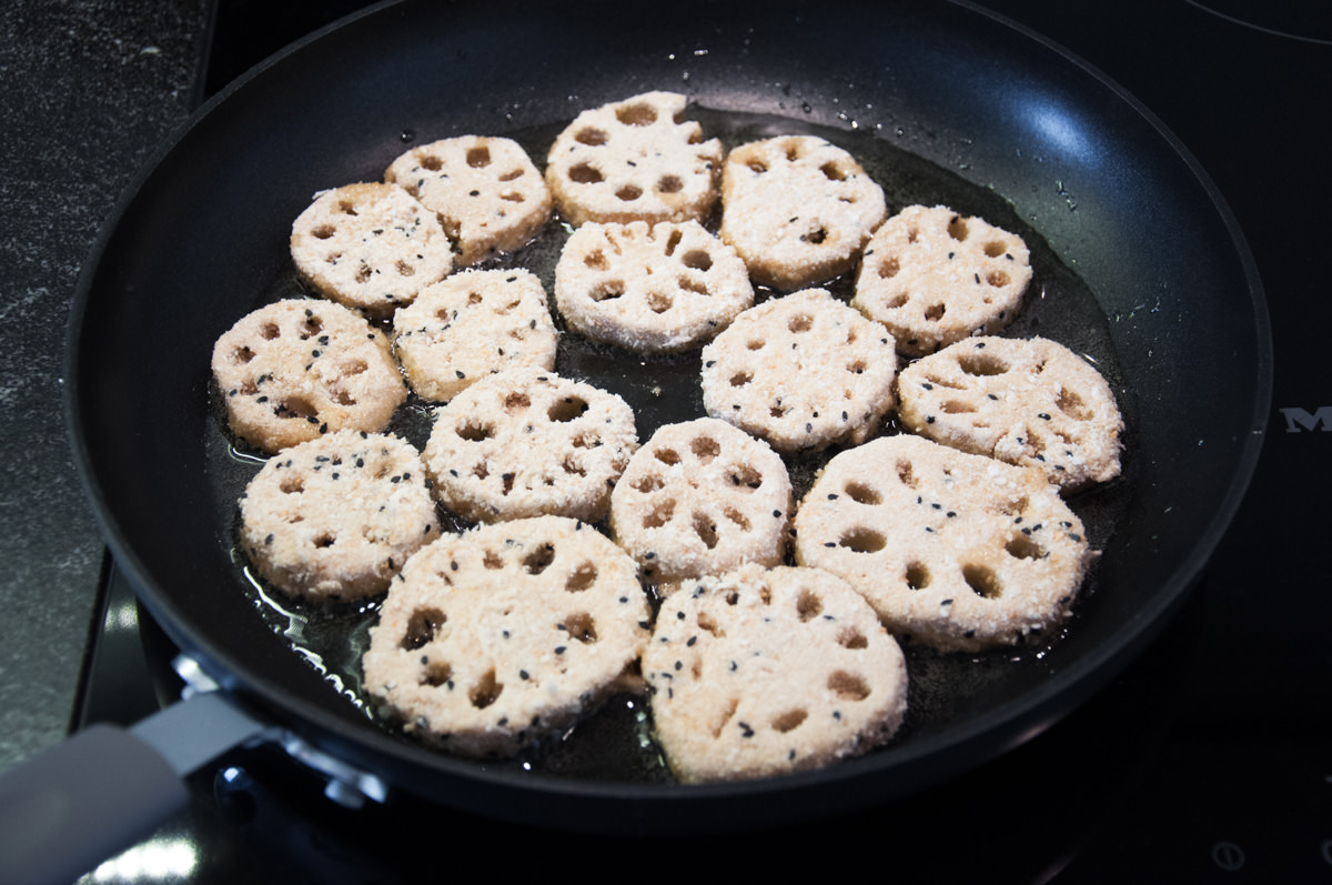 breaded lotus root frying in the pan