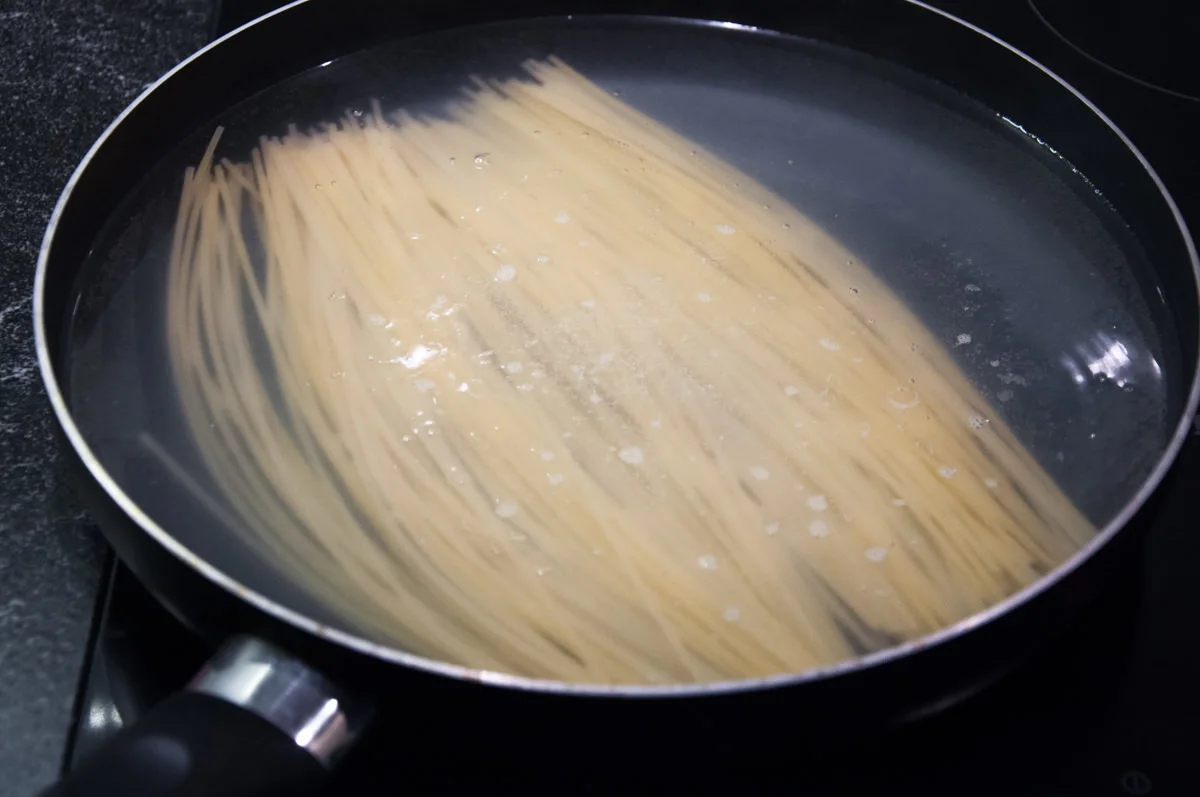 spaghetti in pan